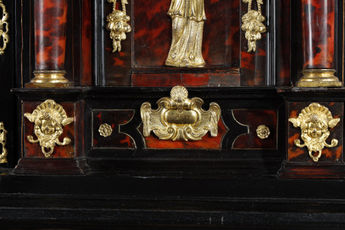 Cabinet sur pied dans le style des cabinets flamands du 17e siècle