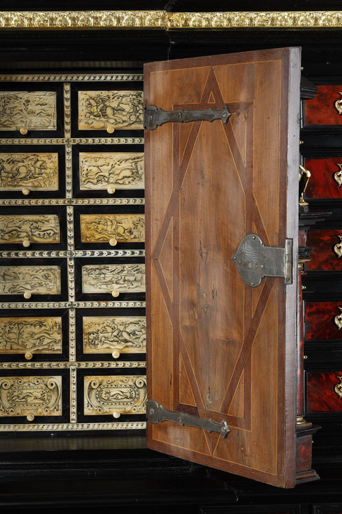 Cabinet sur pied dans le style des cabinets flamands du 17e siècle