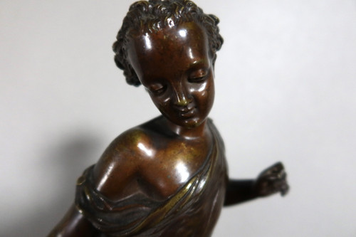 Soggetto in bronzo "L'enfant au cerceau" firmato