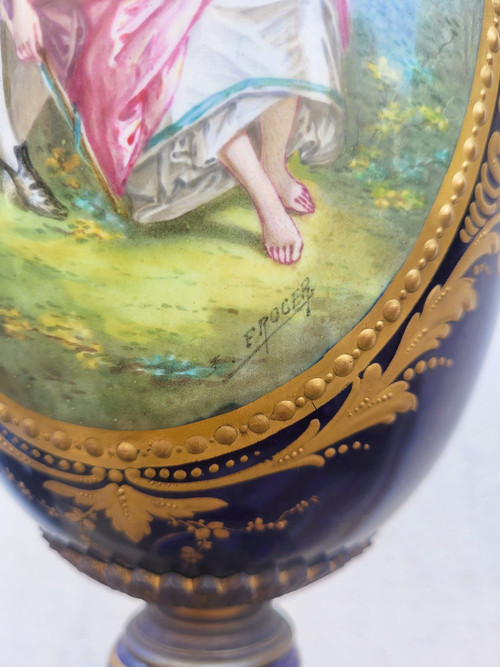 Dans le goût de Sèvres, Paire De Vases Couverts En Porcelaine, XIXème Siècle