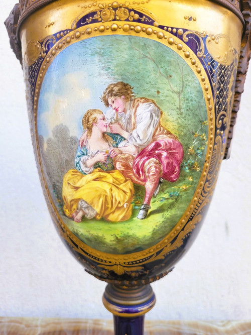 Dans le goût de Sèvres, Paire De Vases Couverts En Porcelaine, XIXème Siècle