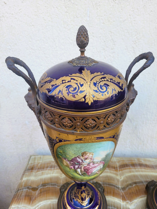 Dans le goût de Sèvres, Paire De Vases Couverts En Porcelaine, XIXème Siècle