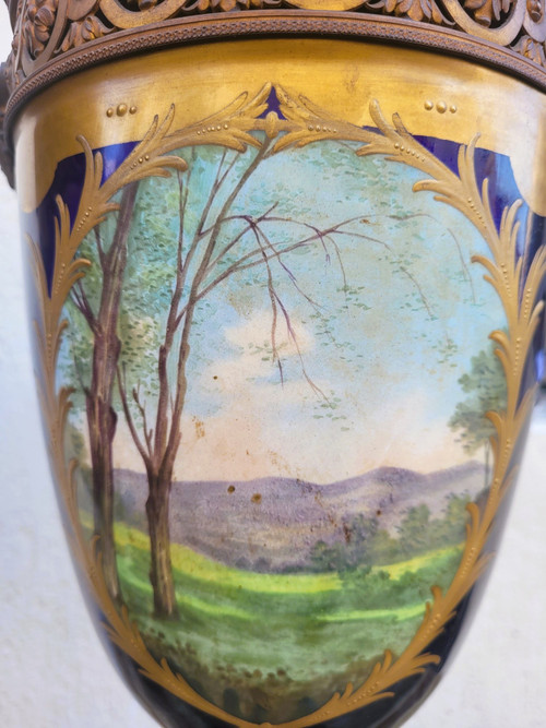 Dans le goût de Sèvres, Paire De Vases Couverts En Porcelaine, XIXème Siècle