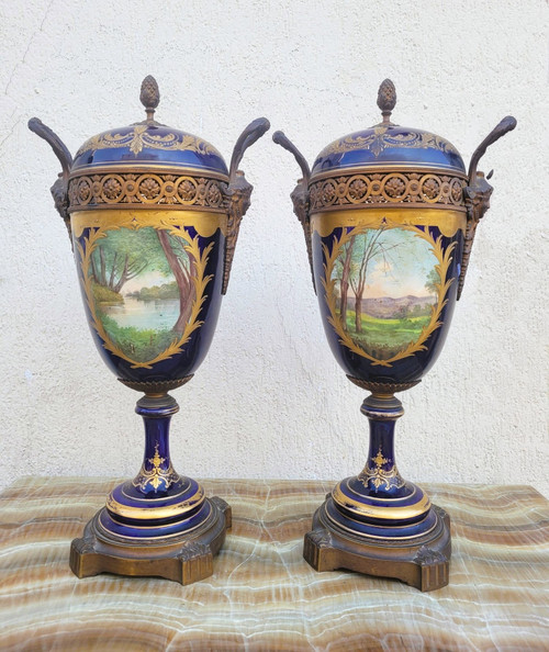 Dans le goût de Sèvres, Paire De Vases Couverts En Porcelaine, XIXème Siècle