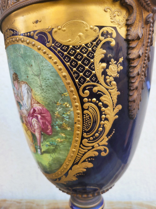 Dans le goût de Sèvres, Paire De Vases Couverts En Porcelaine, XIXème Siècle