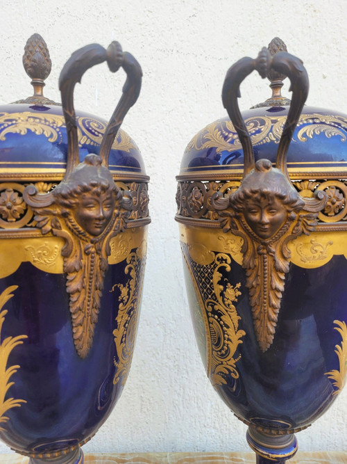 Dans le goût de Sèvres, Paire De Vases Couverts En Porcelaine, XIXème Siècle