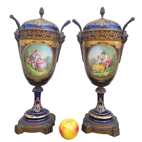 Dans le goût de Sèvres, Paire De Vases Couverts En Porcelaine, XIXème Siècle