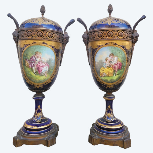 Dans le goût de Sèvres, Paire De Vases Couverts En Porcelaine, XIXème Siècle