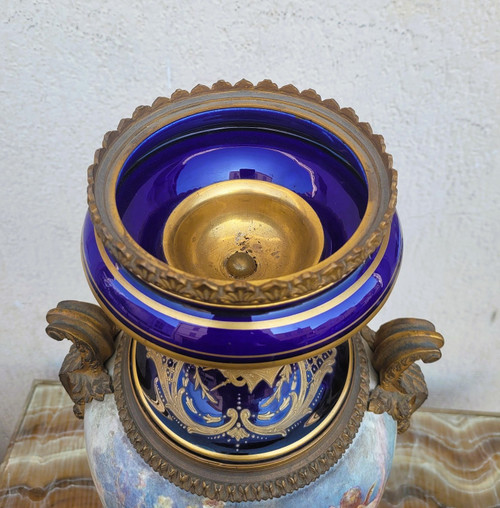 Dans Le Goût De Sèvres, grande vaso in porcellana e bronzo, XIX secolo