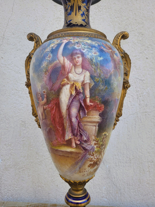 Dans Le Goût De Sèvres, grande vaso in porcellana e bronzo, XIX secolo
