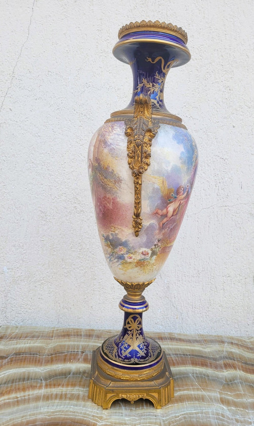 Dans Le Goût De Sèvres, grande vaso in porcellana e bronzo, XIX secolo
