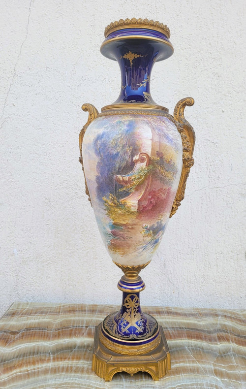 Dans Le Goût De Sèvres, grande vaso in porcellana e bronzo, XIX secolo
