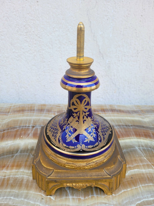 Dans Le Goût De Sèvres, grande vaso in porcellana e bronzo, XIX secolo