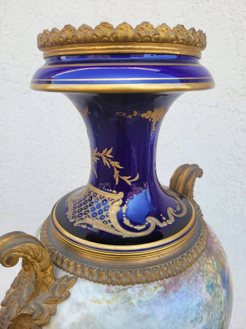 Dans Le Goût De Sèvres, grande vaso in porcellana e bronzo, XIX secolo
