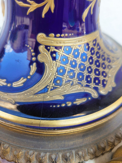 Dans Le Goût De Sèvres, grande vaso in porcellana e bronzo, XIX secolo