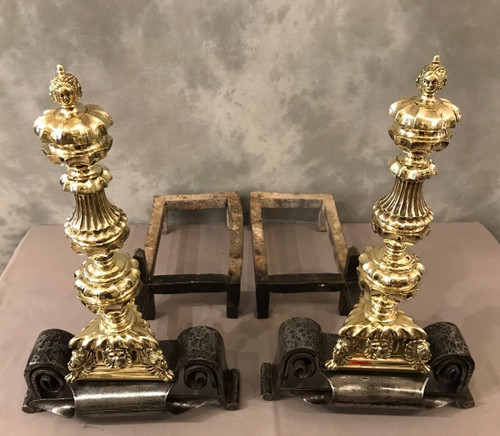 Importants chenets en bronze et fer d'époque 17 ème 