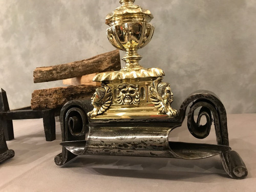 Importants chenets en bronze et fer d'époque 17 ème 
