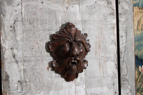 Mascaron "maschera a foglie" in legno intagliato, XVII secolo