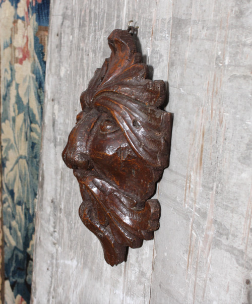 Mascaron "maschera a foglie" in legno intagliato, XVII secolo