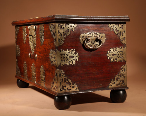 Cassapanca coloniale olandese in legno duro e ottone inciso del XVIII secolo.