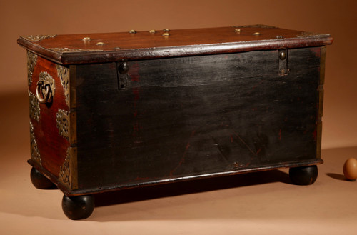 Cassapanca coloniale olandese in legno duro e ottone inciso del XVIII secolo.