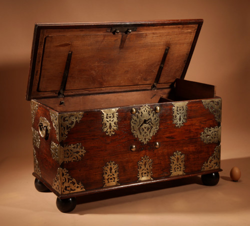 Cassapanca coloniale olandese in legno duro e ottone inciso del XVIII secolo.