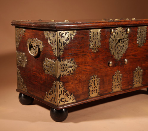 Cassapanca coloniale olandese in legno duro e ottone inciso del XVIII secolo.