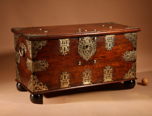 Cassapanca coloniale olandese in legno duro e ottone inciso del XVIII secolo.