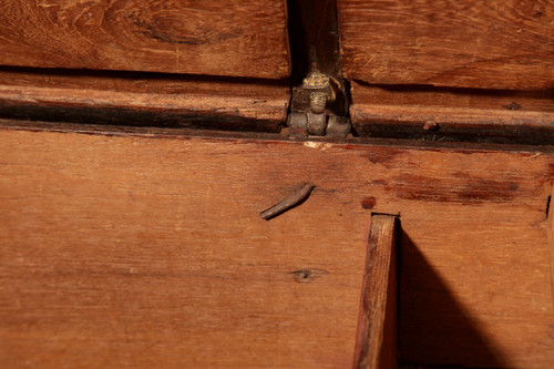 Cassapanca coloniale olandese in legno duro e ottone inciso del XVIII secolo.