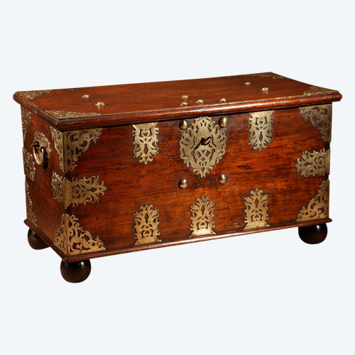 Cassapanca coloniale olandese in legno duro e ottone inciso del XVIII secolo.