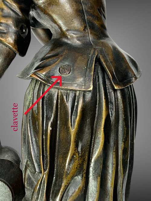 BRONZE ANCIEN A PATINE NUANCÉE SIGNÉ DE " E. CLAVIER " JEUNE FILLE A L 'ARROSOIR