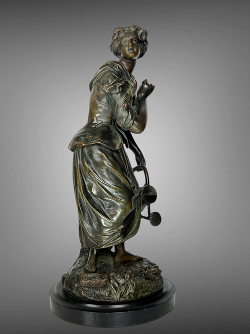 BRONZE ANCIEN A PATINE NUANCÉE SIGNÉ DE " E. CLAVIER " JEUNE FILLE A L 'ARROSOIR