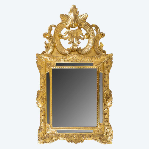 Specchio a frontone traforato in legno dorato di epoca Regency, 1720 ca.