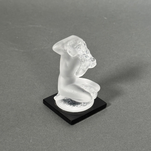 Nacktes weibliches Subjekt von Lalique aus Milchglas auf schwarzem Sockel