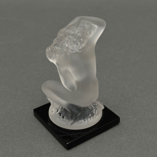 Nacktes weibliches Subjekt von Lalique aus Milchglas auf schwarzem Sockel