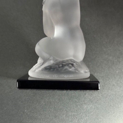 Nacktes weibliches Subjekt von Lalique aus Milchglas auf schwarzem Sockel