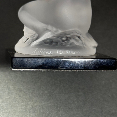 Nacktes weibliches Subjekt von Lalique aus Milchglas auf schwarzem Sockel