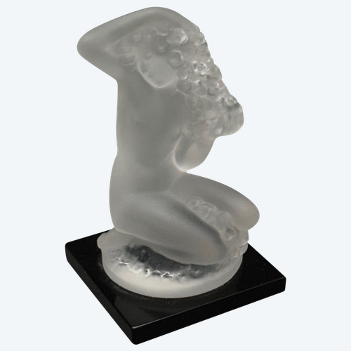 Nacktes weibliches Subjekt von Lalique aus Milchglas auf schwarzem Sockel