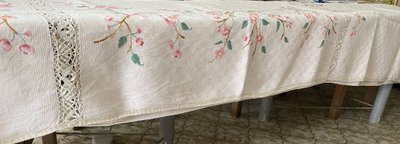 Grande tovaglia di lino ricamata a fiori del XIX secolo