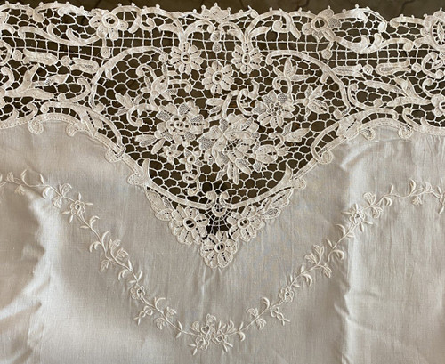 Lenzuolo di pizzo Luxeuil ricamato a fiori Monogramma SE XIX secolo