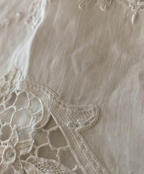 Lenzuolo di pizzo Luxeuil ricamato a fiori Monogramma SE XIX secolo