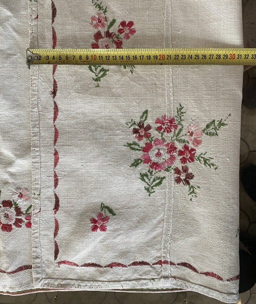Tovaglia di lino ricamata a fiori del XIX secolo