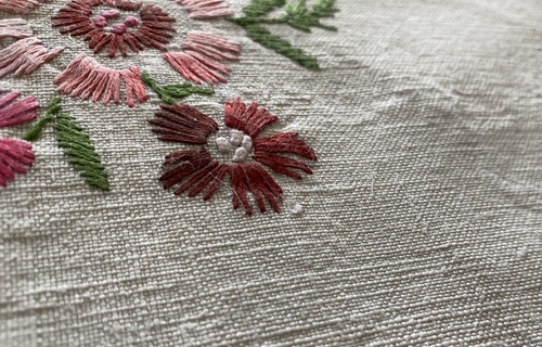 Tovaglia di lino ricamata a fiori del XIX secolo