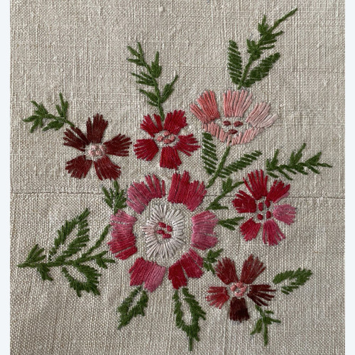 Tovaglia di lino ricamata a fiori del XIX secolo