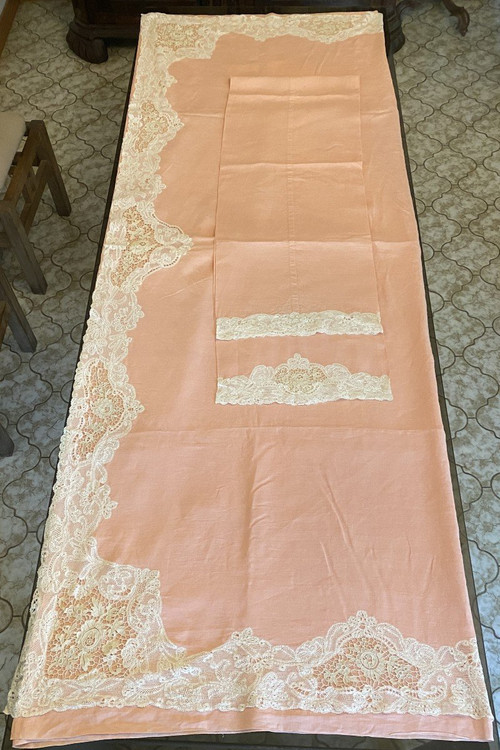  Lenzuolo e cuscino di lino rosa con pizzo Luxeuil decorato con fiori XIX secolo.