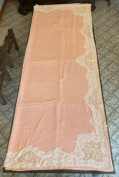  Lenzuolo e cuscino di lino rosa con pizzo Luxeuil decorato con fiori XIX secolo.