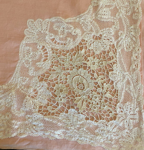  Lenzuolo e cuscino di lino rosa con pizzo Luxeuil decorato con fiori XIX secolo.