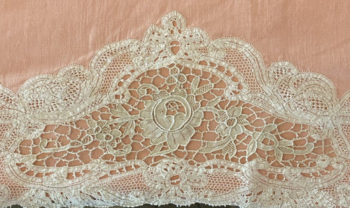  Lenzuolo e cuscino di lino rosa con pizzo Luxeuil decorato con fiori XIX secolo.