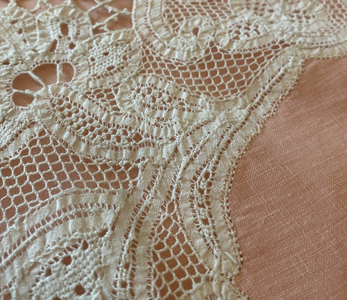  Lenzuolo e cuscino di lino rosa con pizzo Luxeuil decorato con fiori XIX secolo.