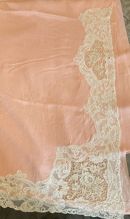  Lenzuolo e cuscino di lino rosa con pizzo Luxeuil decorato con fiori XIX secolo.